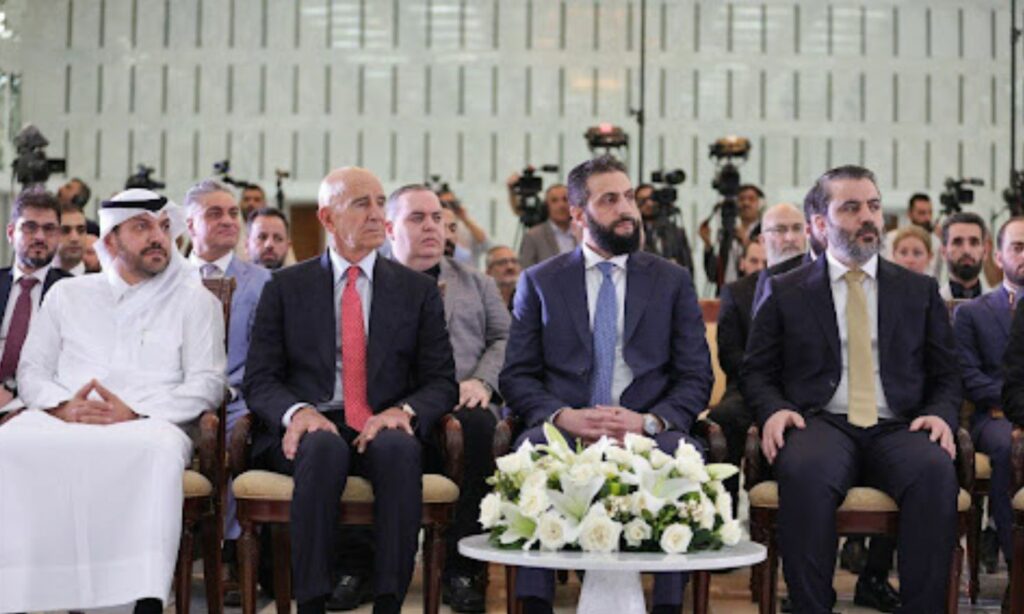 رئيس الجمهورية العربية السورية أحمد الشرع خلال مراسم توقيع مذكرة تفاهم بين وزارة الطاقة السورية ومجموعة UCC الدولية، لتطوير قطاع الطاقة في سوريا - 29 أيار 2025 (رئاسة الجمهورية)