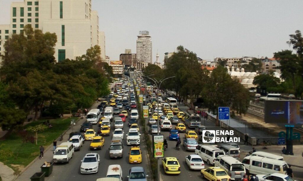 السرافيس تحت جسر الحرية في دمشق - 4 من نيسان 2025 - (عنب بلدي/أمير حقوق)
