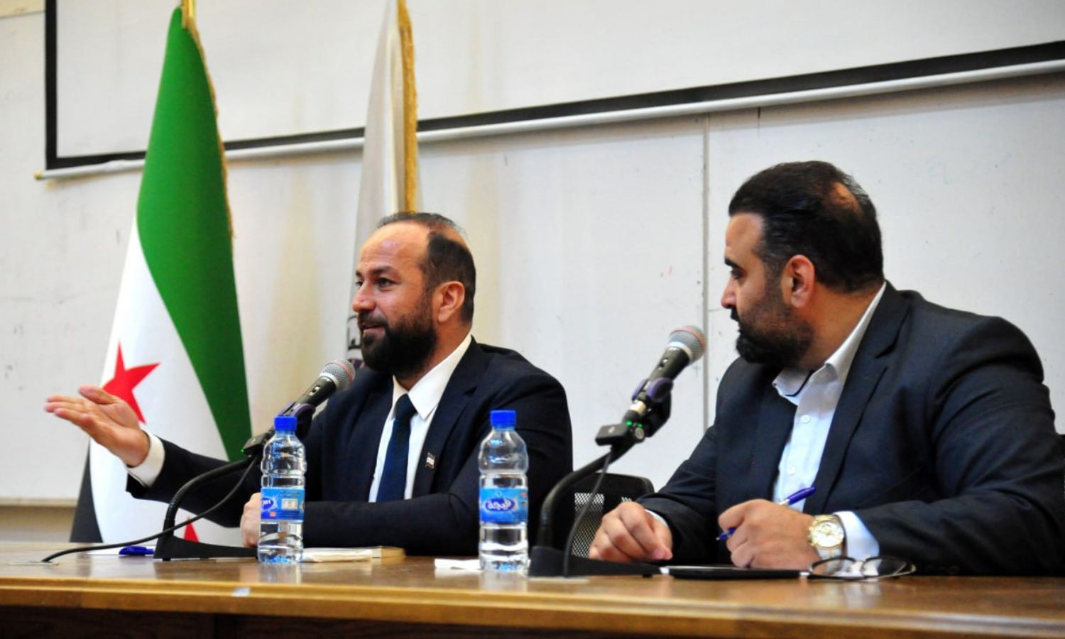 وزير الإعلام حمزة المصطفى في جلسة حوارية تناقش واقع الإعلام في سوريا - 19 حزيران 2025 (سانا)