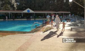أطفال يتعلمون السباحة في مجمع نادي الشباب الرياضي بالمزة - 1962025 (عنب بلدي/نور حمزة)