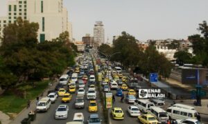 السرافيس تحت جسر الحرية في دمشق - 4 من نيسان 2025 - (عنب بلدي/أمير حقوق)
