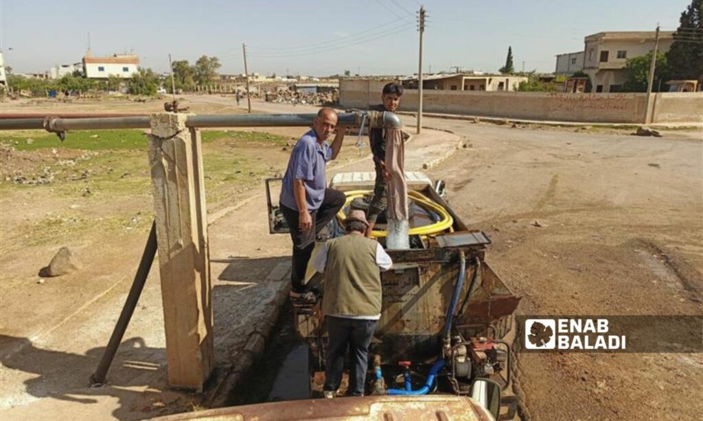 منهل لتعبئة مياه الشرب في بلدة المزيريب يستخدمه سكان تل شهاب -11 أيار 2025 (عنب بلدي/ محجوب الحشيش)