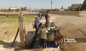 منهل لتعبئة مياه الشرب في بلدة المزيريب يستخدمه سكان تل شهاب -11 أيار 2025 (عنب بلدي/ محجوب الحشيش)
