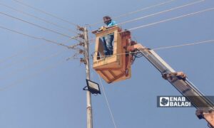  تركيب مصابيح على الطاقة الشمسية في درعا البلد - 24 حزيران 2025 (عنب بلدي /محجوب الحشيش)
