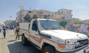 عناصر الأمن الداخلي في محيط المسجد العمري في درعا البلد - 30 نيسان 2025 (عنب بلدي /محجوب الحشيش)
