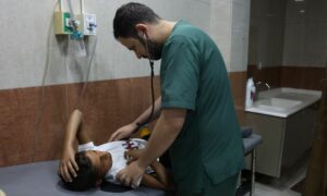 جرى نقل الطفل إلى المركز الطبيفي حماة لتلقي العلاج 9 من حزيران 2025 (محافظة حماة /تلغرام)