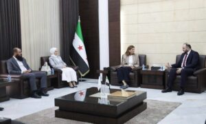 وزيرة الشؤون الاجتماعية والعمل خلال اجتماعها مع محافظ حمص - 19 حزيران 2025 (وزارة الشؤون الاجتماعية والعمل/ فيسبوك)