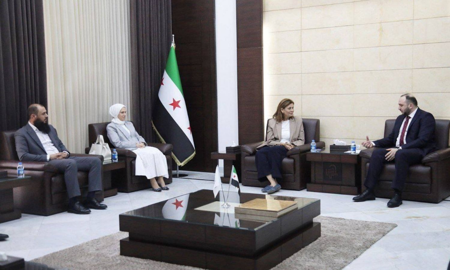 وزيرة الشؤون الاجتماعية والعمل خلال اجتماعها مع محافظ حمص - 19 حزيران 2025 (وزارة الشؤون الاجتماعية والعمل/ فيسبوك)