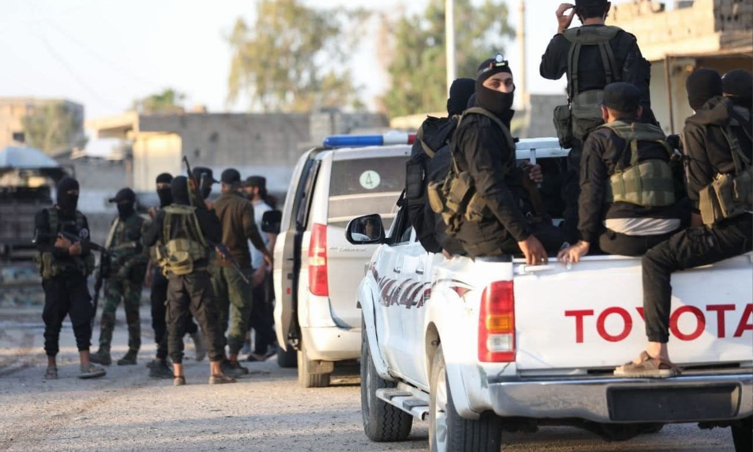 الأمن العام يقبض على عدد من المتورطين في منطقة الميادين بمحافظة دير الزور في إطار الحملة الأمنية المشتركة مع وزارة الدفاع - 16 حزيران 2025 (محافظة دير الزور/فيسبوك)