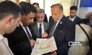 وزير الصحة السوري مصعب العلي خلال جولته في مشفى الرازي بحلب - 14 حزيران 2025 (عنب بلدي/ ديان جنباز)