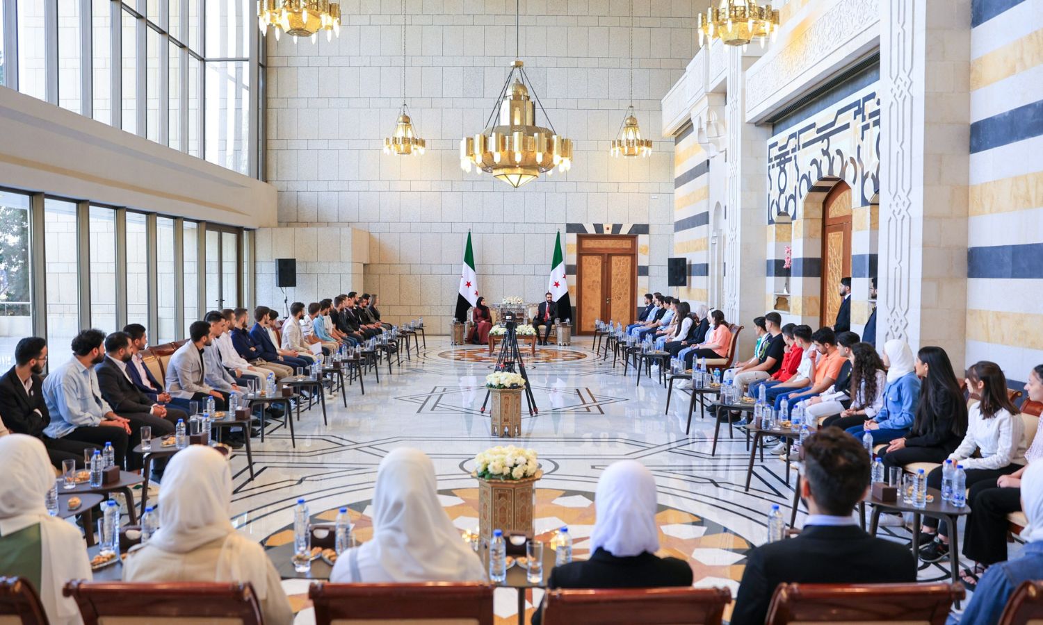 لقاء الشرع وعقيلته مع وفدًا من طلبة الجامعات وطلاب المرحلة الثانوية-7 حزيران 2025(وزارة التعليم/تلجرام)