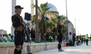 الأمن السوري ينتشر بمحيط جامع "خالد بن الوليد" في حمص لتأمين صلاة العيد - 6 حزيران 2025 (وزارة الداخلية السورية)