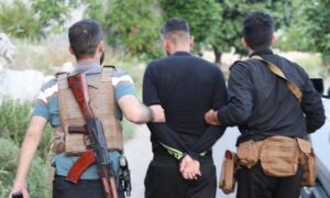 
عناصر الأمن الداخلي خلال إلقائهم القبض على متورطين بالهجوم على مركز إاتصالات بريف اللاذقية- 4 حزيران 2025 (محافظة اللاذقية)
