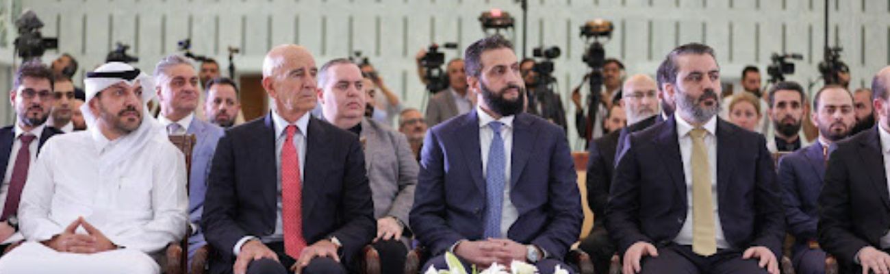 رئيس الجمهورية العربية السورية أحمد الشرع خلال مراسم توقيع مذكرة تفاهم بين وزارة الطاقة السورية ومجموعة UCC الدولية، لتطوير قطاع الطاقة في سوريا - 29 أيار 2025 (رئاسة الجمهورية)