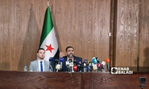 عضو لجنة السلم الأهلي في مؤتمر صحفي بوزارة الإعلام 10 حزيران 2025 (عنب بلدي)
