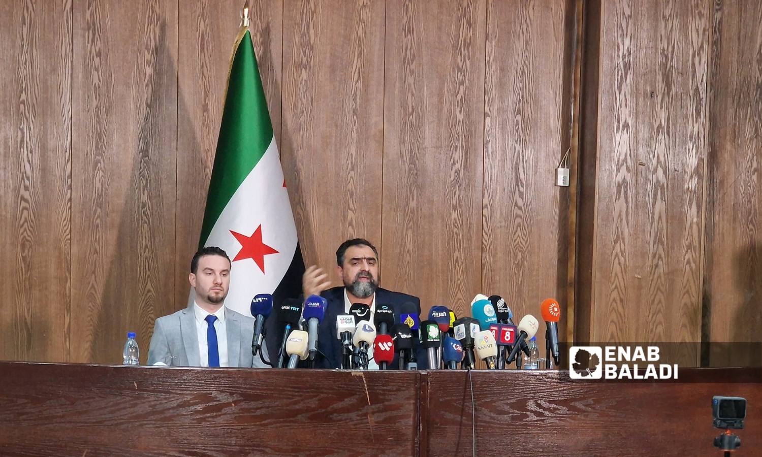 عضو لجنة السلم الأهلي في مؤتمر صحفي بوزارة الإعلام 10 حزيران 2025 (عنب بلدي)