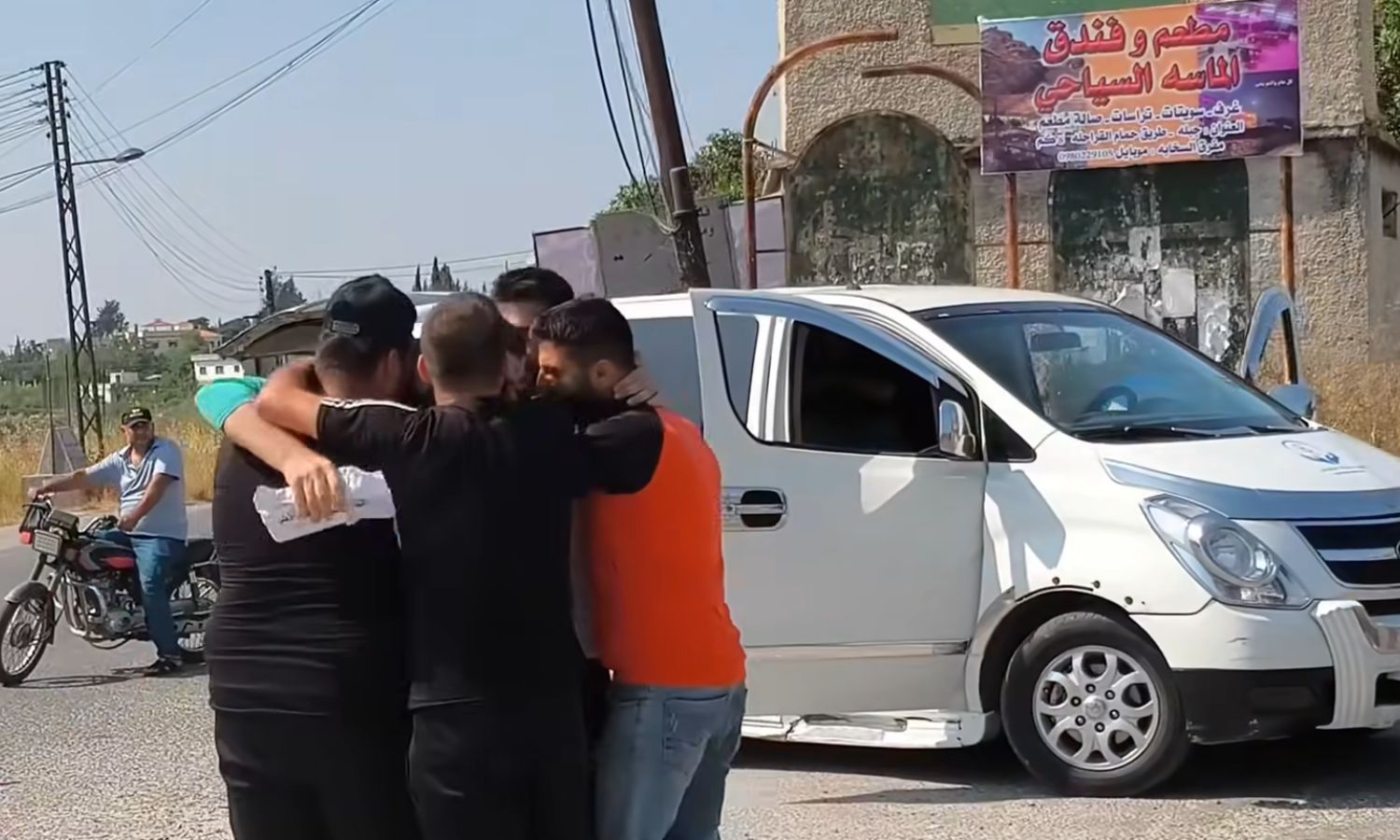 لحظات التقاء عدد من ضباط النظام السوري السابق المفرج عنهم مع ذويهم - حزيران 2025 (فريق سقراط التطوعي/ لقطة شاشة)