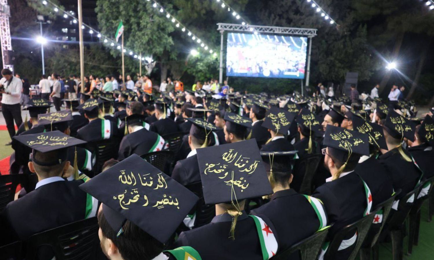 خلال حفل تخريج 400 طالب وطالبة من كليتي طب الأسنان والإعلام بدمشق - 18 حزيران 2025 (وزارة التعليم العالي)