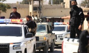 عناصر من الأمن الداخلي يتوجهون نحو حملة أمنية في ريف دمشق 23 حزيران 2025 (وزارة الداخلية السورية)