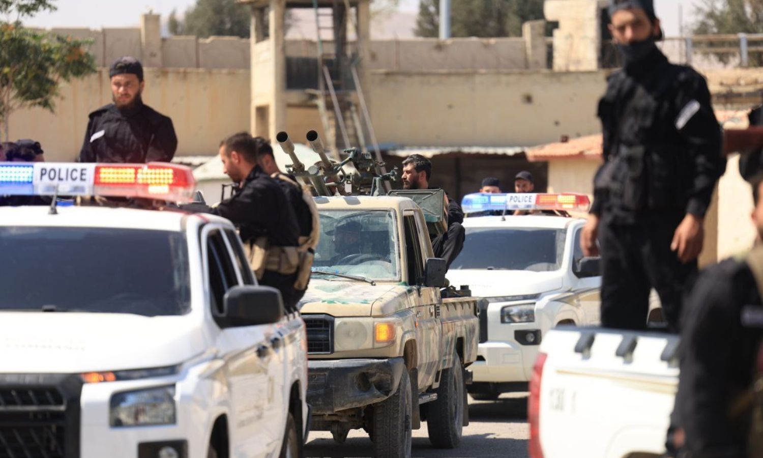 عناصر من الأمن الداخلي يتوجهون نحو حملة أمنية في ريف دمشق 23 حزيران 2025 (وزارة الداخلية السورية)