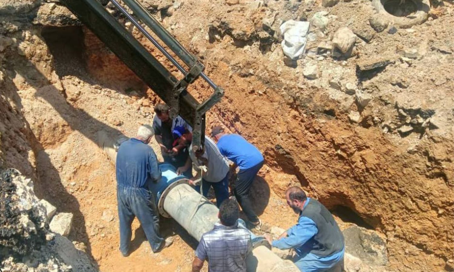 إصلاح عطل طارئ لأحد خطوط الضخ الرئيسية في منطقة مخيم اليرموك - دمشق 23 أيار 2025 (مؤسسة المياه/ فيسبوك)