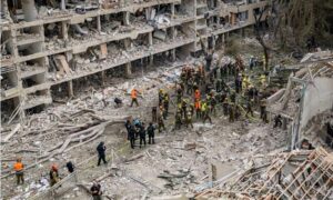 دمار مباني في تل أبيب إثر القصف الإيراني - 22 حزيران (القناة 13 الإسرائيلية) 