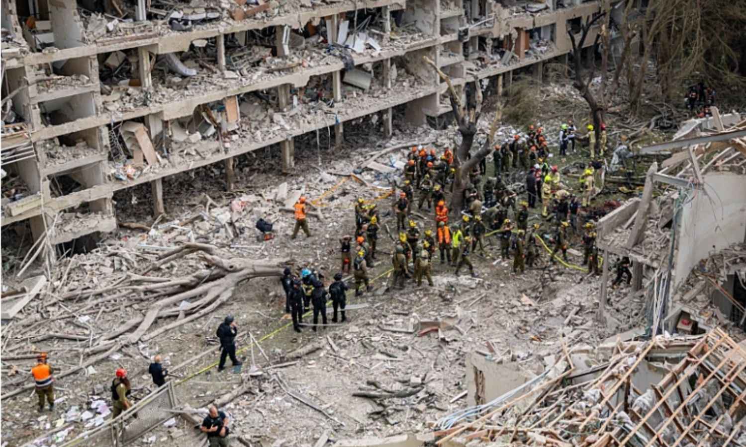 دمار مباني في تل أبيب إثر القصف الإيراني - 22 حزيران (القناة 13 الإسرائيلية)