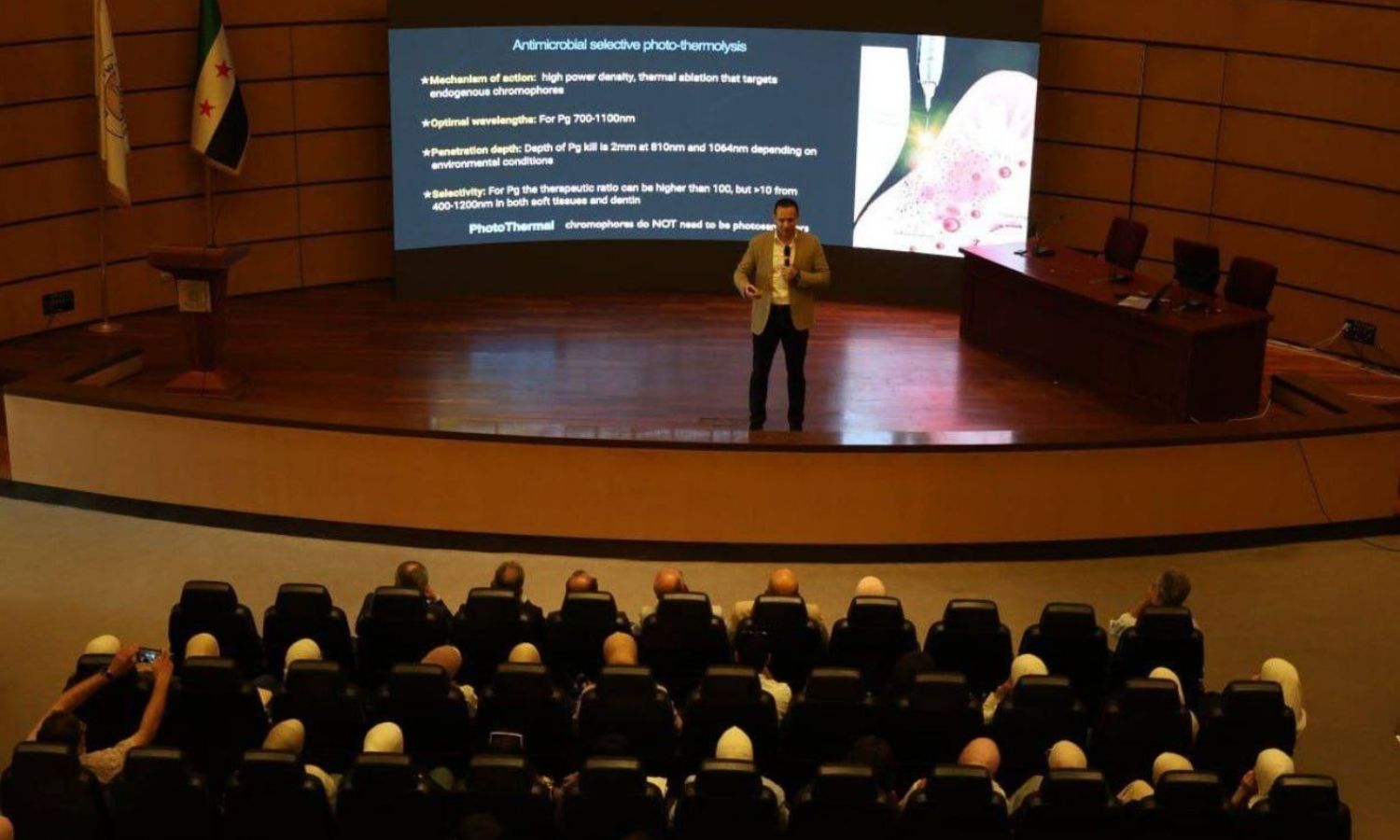 جانب من المحاضرة العلمية المتخصصة بعنوان العلاج اللثوي بمساعدة الليزر حقيقة علمية أم مبالغة - دمشق 2 حزيران 2025 (جامعة دمشق/ فيس بوك)