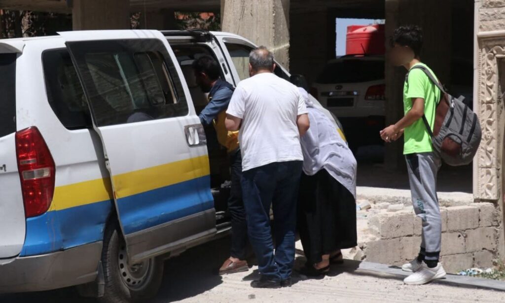 الدفاع المدني يجلي مواطنين من السويداء نتيجة الأحداث الأمنية - 17 تموز 2025 ( الدفاع المدني السوري / فيسبوك)