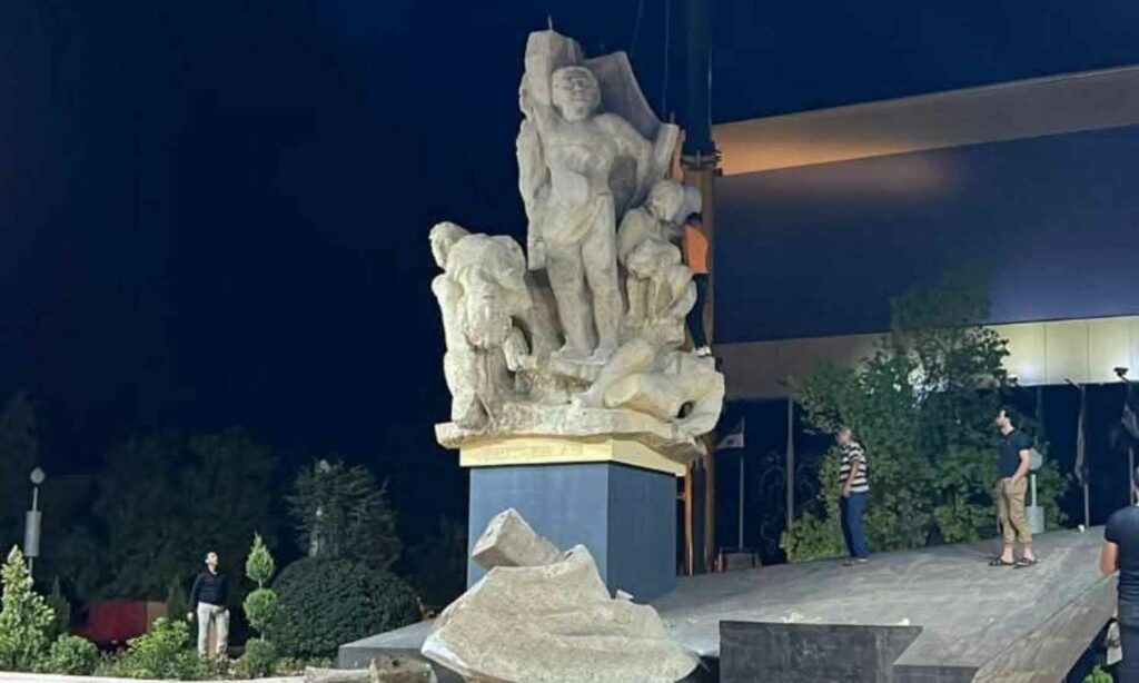 هدم أجزاء من نصب الشهداء أثناء محاولة نقله من ساحة سعد الله الجابري بمدينة حلب- 3 تموز 2025 (مجموعة الإعلام في حلب / واتساب)