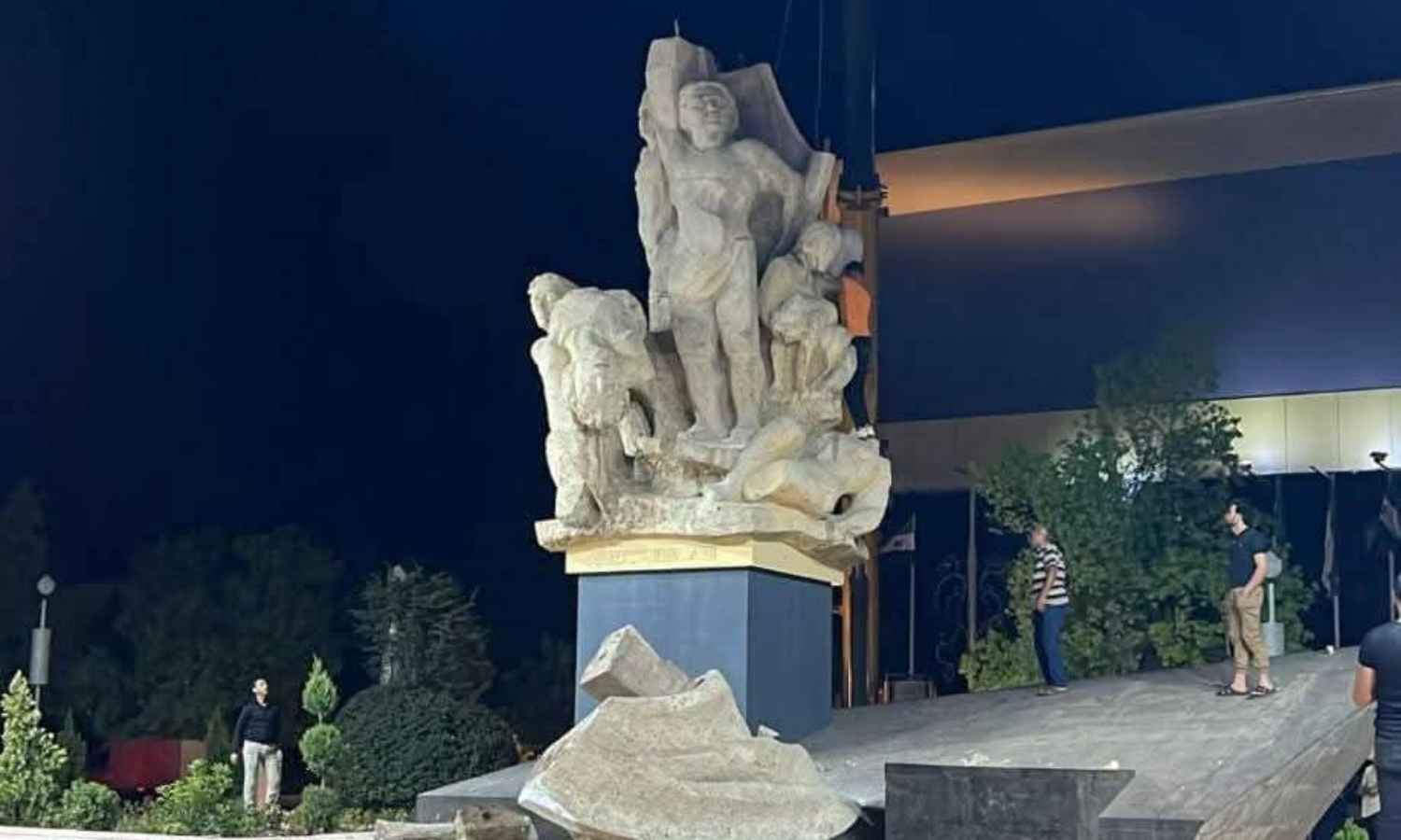 هدم أجزاء من نصب الشهداء أثناء محاولة نقله من ساحة سعد الله الجابري بمدينة حلب- 3 تموز 2025 (فيسبوك)