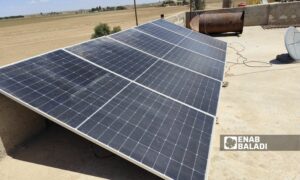 ألواح طاقة شمسية على سطح أحد منازل رأس العين شمالي سوريا - تموز 2025 (عنب بلدي)