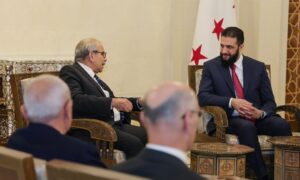 رئيس سوريا في المرحلة الانتقالية أحمد الشرع يستقبل رئيس الوزراء اللبناني نواف سلام - 14 نيسان 2025 (رئاسة الجمهورية العربية السورية)