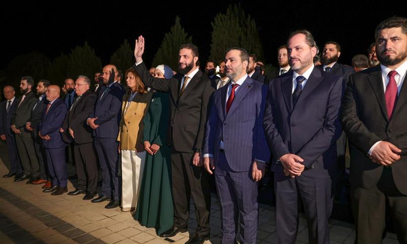 الرئيس السوري للمرحلة الانتقالية أحمد الشرع إلى جانب عدد من الوزراء في احتفالية إشهار الهوية البصرية الجديدة - 3 تموز 2025 (رئاسة الجمهورية)