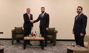 الرئيس السوري للمرحلة الانتقالية أحمد الشرع ووزير الخارجية  أسعد الشيباني مع رئيس الوزراء الليبي عبد الحميد الدبيبة على هامش منتدى أنطاليا الدبلوماسي في  تركيا - 11 نيسان 2025 (رئاسة الجمهورية/إكس)
