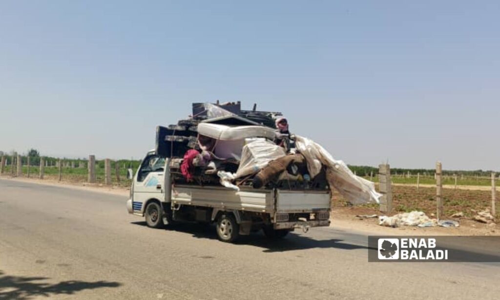نازحون من بدو السويداء باتجاه محافظة درعا - 23 تموز 2025 (عنب بلدي/ محجوب الحشيش)
