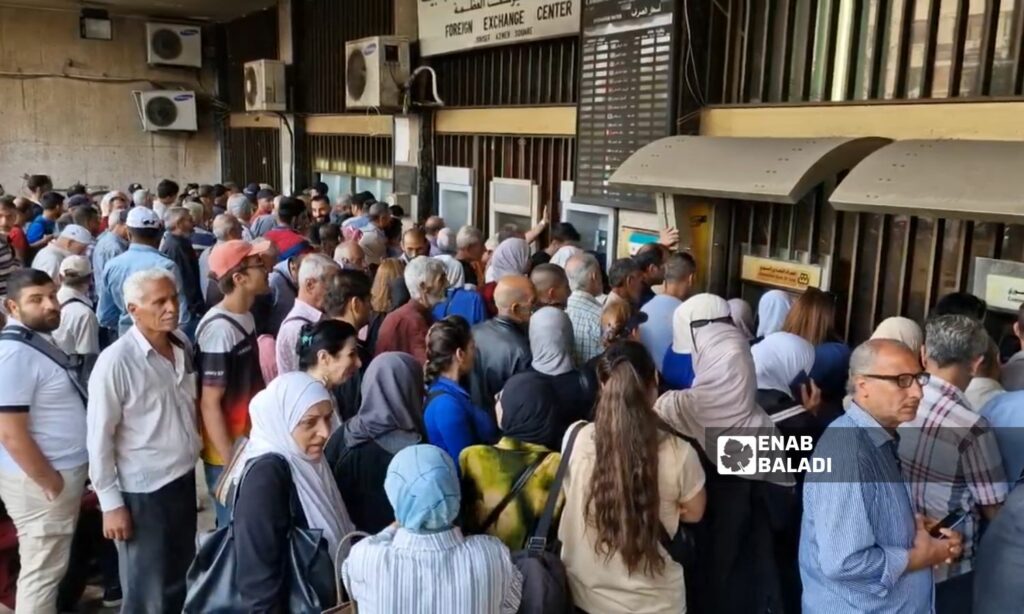 ازدحام للمواطنين أمام صرفات البنك التجاري في ساحة المحافظة - دمشق 4 حزيران 2025 (عنب بلدي/ أنس خولي)