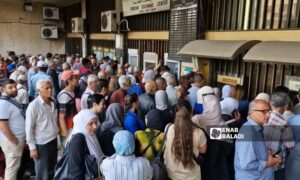 ازدحام للمواطنين أمام صرفات البنك التجاري في ساحة المحافظة - دمشق 4 حزيران 2025 (عنب بلدي/ أنس خولي)