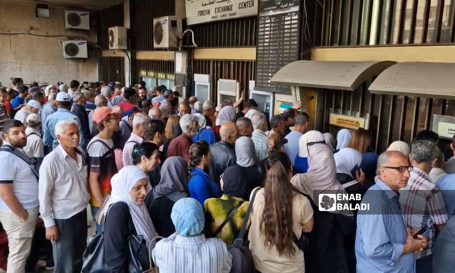 ازدحام للمواطنين أمام صرفات البنك التجاري في ساحة المحافظة - دمشق 4 حزيران 2025 (عنب بلدي/ أنس خولي)