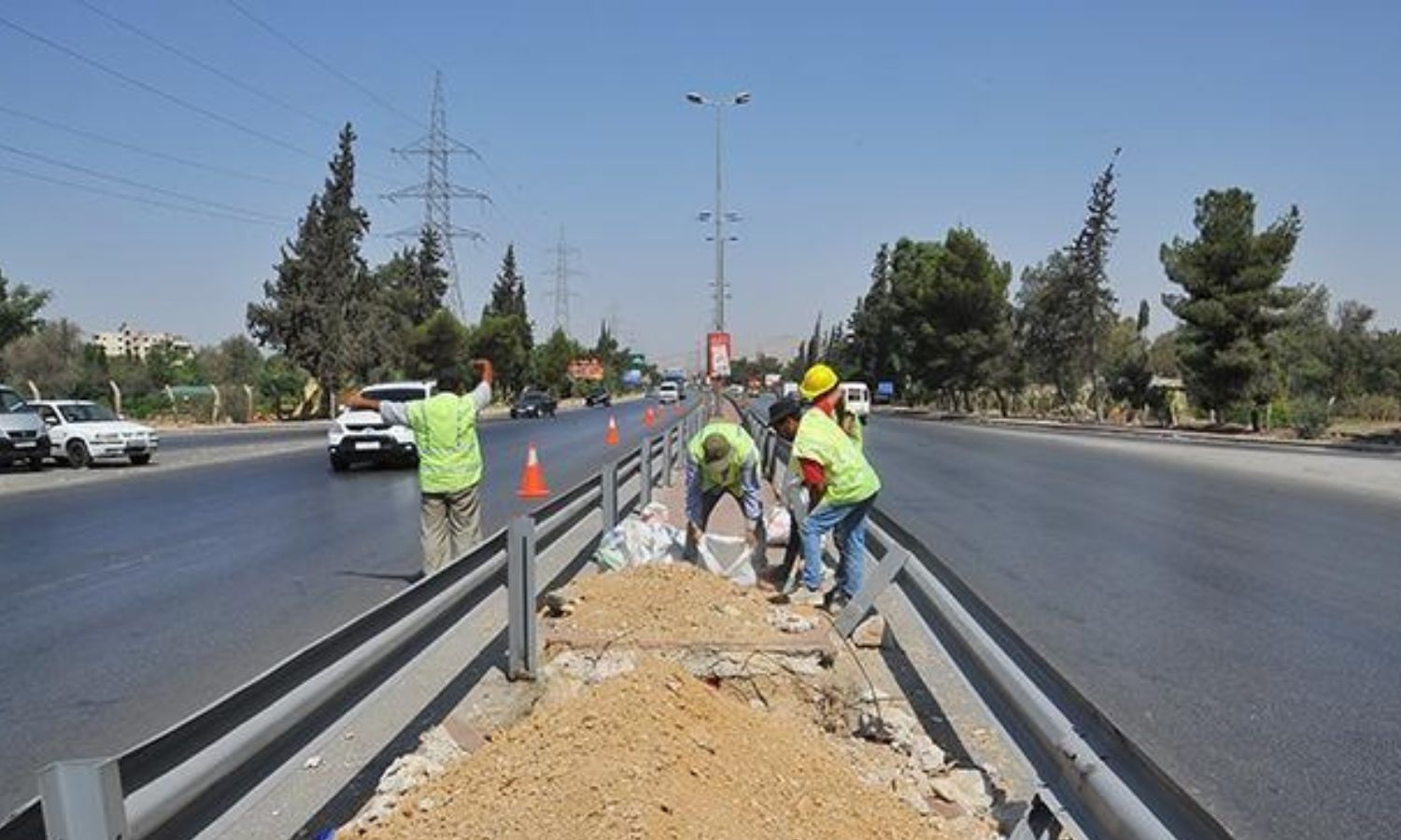 إعادة تأهيل إنارة طريق مطار دمشق الدولي ومدينة المعارض الجديدة - 30 تموز 2025 (سانا)