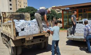 لجنة الطوارئ في محافظة درعا تنظم جهود المجتمع المحلي في دعم مهجري السويداء - 18 تموز 2025 (محافظة درعا / فيسبوك)