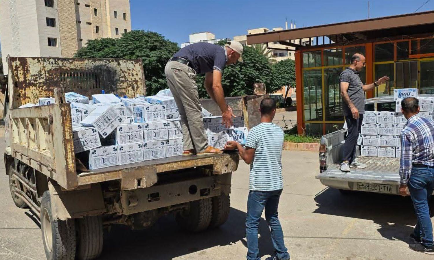لجنة الطوارئ في محافظة درعا تنظم جهود المجتمع المحلي في دعم مهجري السويداء - 18 تموز 2025 (محافظة درعا / فيسبوك)
