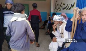 أبناء عشائر البدو المهجرين من السويداء في مركز إيواء مؤقت بريف درعا- 23 تموز 2025 (عنب بلدي/ محجوب الحشيش)