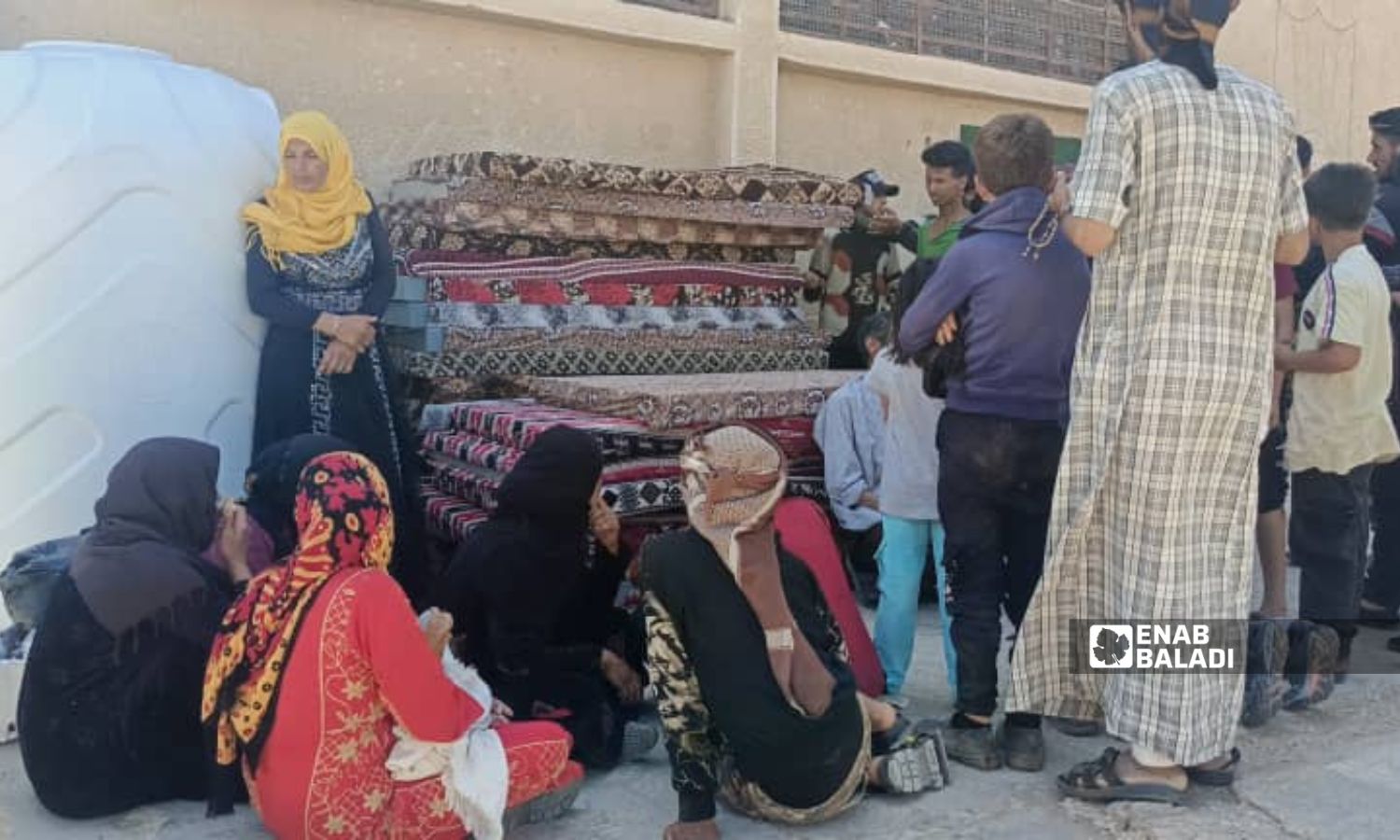 أبناء عشائر البدو المهجرين من السويداء في مركز إيواء مؤقت بريف درعا- 23 تموز 2025 (عنب بلدي/ محجوب الحشيش)
