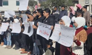 وقفة تضامنية نظمها سوريون  للمطالبة بالإفراج عن المعتقلين في لبنان - حمص 18 شباط 2025 (العربي الجديد)
