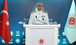 مستشار الصحافة والعلاقات العامة بوزارة الدفاع التركية والمتحدث باسم الوزارة، الأدميرال زكي أكتورك، يقدم إحاطة صحفية أسبوعية- 23 تموز 2025 (الأناضول)