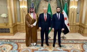 لقاء الرئيس السوري أحمد الشرع بالرئيس الأمريكي دونالد ترامب بحضور ولي العهد السعودي محمد بن سلمان عقب اعلان رفع العقوبات عن سوريا - 14 أيار 2025 (وكالة الأنباء السعودية SPA)