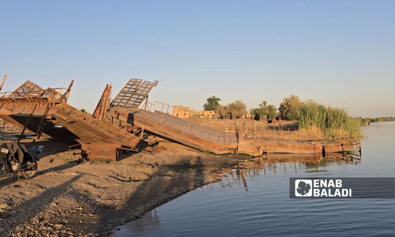 عبارات نهرية في بلدة الحسينية بدير الزور - 4 تموز 2025 (عنب بلدي/ عبادة الشيخ)