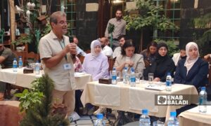 مشاورات الهيئة الوطنية للمفقودين مع ذوي الضحايا تهدف لخلق مساحات آمنة للبوح عن مخاوفهم - 5 تموز 2025 (عنب بلدي/عمر علاء الدين)
