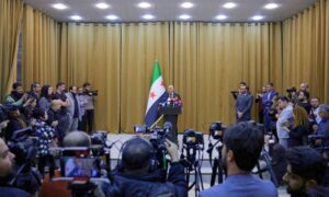 المتحدث باسم لجنة التحقيق بأحداث الساحل ياسر فرحان يعقد مؤتمرًا صحفيًا - 11 آذار 2025 (رويترز/ خليل العشاوي)